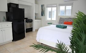 Singer Island Inn Studio/ Walk To The Beach